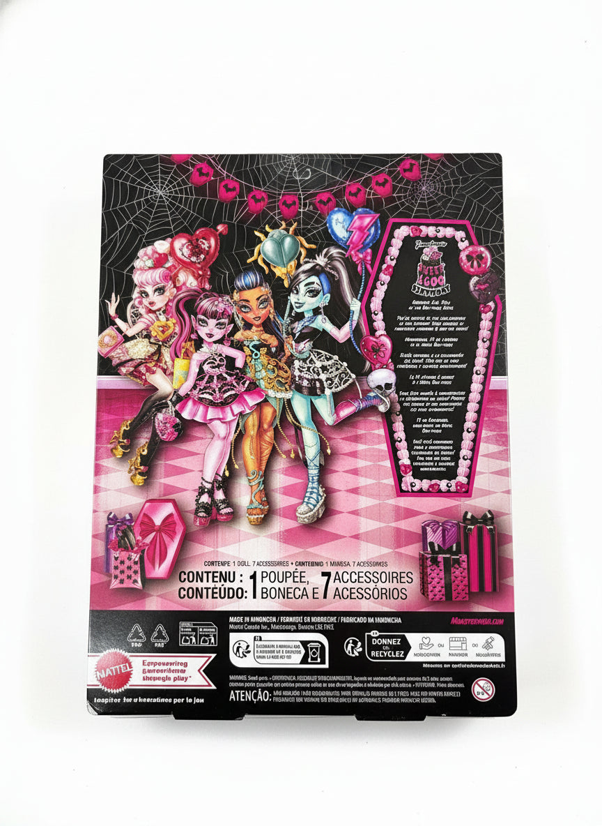 Monster High doll packaging with dolls and accessories on a pink and black background